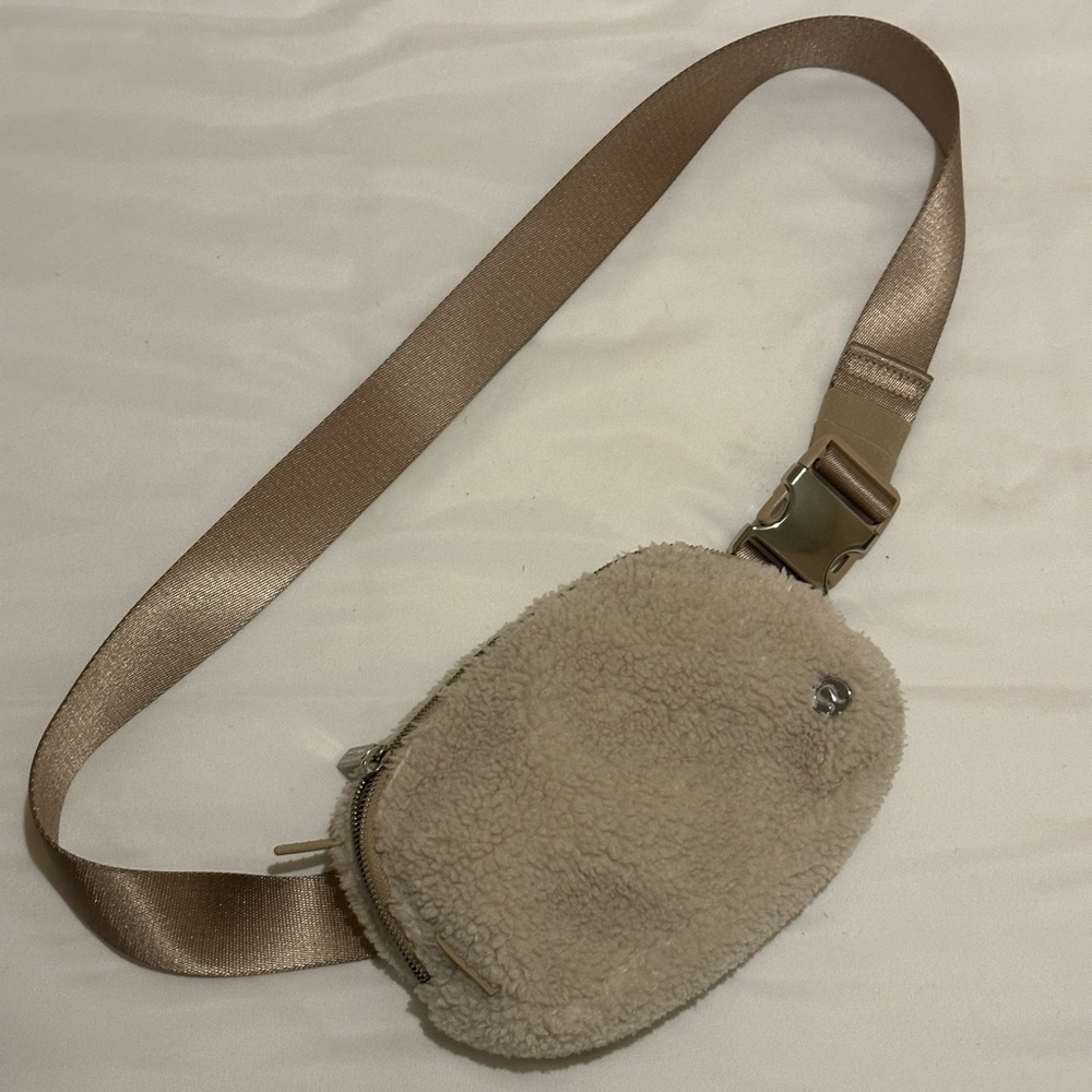 Lululemon belt bag sherpa